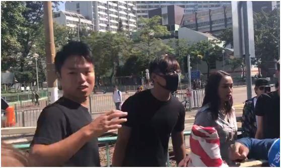 黑衣人蒙面給何君堯鬧場,被市民一把薅下口罩…