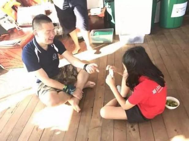 4歲兒子在超市偷捏方便麪,爸爸的處理方式,被售貨員點贊