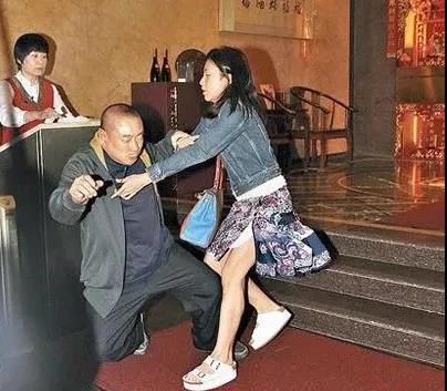 甘比:齙牙凸嘴貧民女孩逆襲香港女首富,劉鑾雄一輩子在替她打工