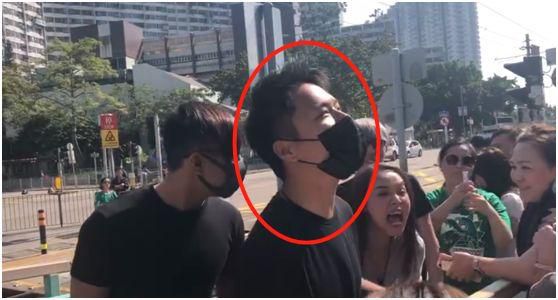 黑衣人蒙面給何君堯鬧場,被市民一把薅下口罩…