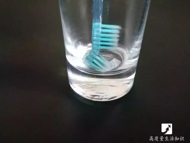 舊牙刷千萬不要扔,她用打火機輕輕一燒,奇蹟出現了…