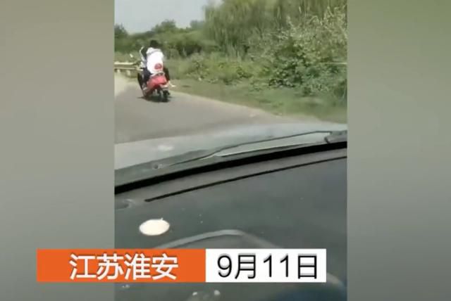 為秀恩愛不要命?情侶騎電驢熊抱“合體”,網友:愛情價更高