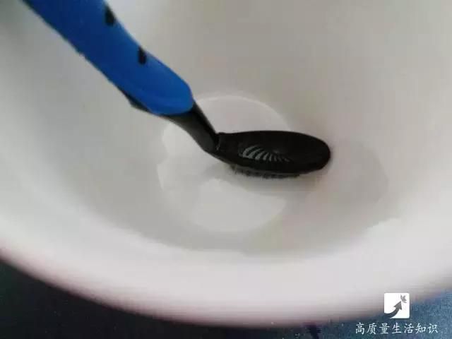 舊牙刷千萬不要扔,她用打火機輕輕一燒,奇蹟出現了…