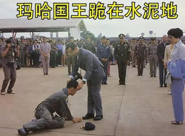 67歲泰王罕見下跪!水泥地上用膝蓋走路,詩麗吉再心疼也不能扶