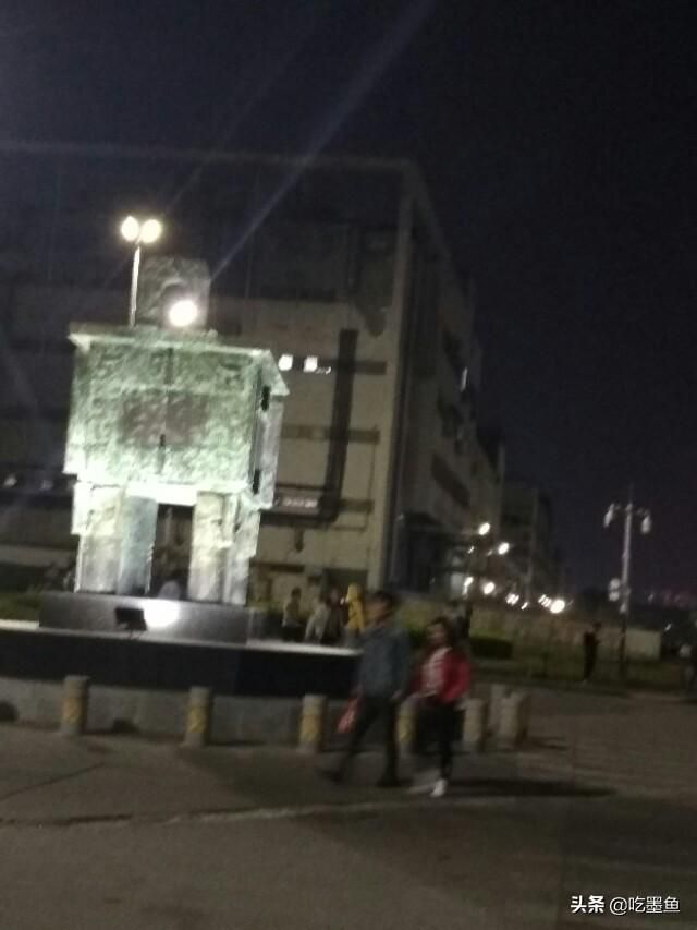 深圳龍華富士康:打工仔必去打卡的地點“風水青銅寶鼎”