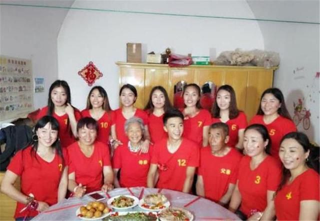 夫妻連生11女後“終得子”,弟弟結婚買房,靠姐姐共同出資32萬