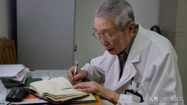 好樣的!王嘉爾發愛國微博遭香港粉絲攻擊,演唱會把國旗披身上