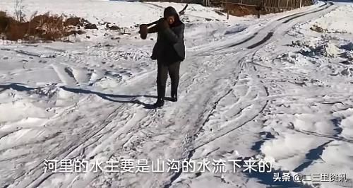 吉林大爺破冰捕魚:一斤能賣25元