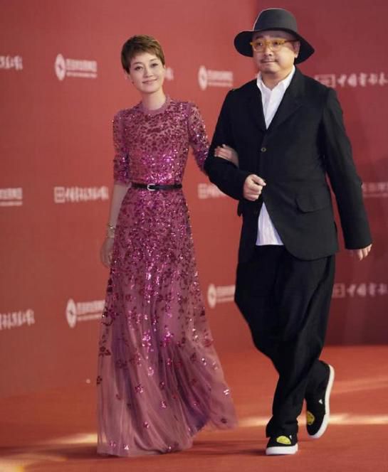 馬伊琍離婚後終於炫富?穿紫色亮片裙配黃金手鍊,高雅貴氣