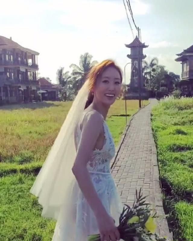 全網都在關注陳小春喜得二胎時,她突然宣佈結婚喜訊,太快了吧?