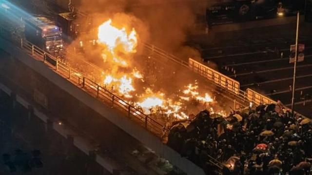“香港理工內汽油彈或超3900枚!”港警換了種打法後,暴徒排隊自首