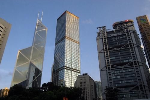 香港中環的風水大戰:為何香港匯豐銀行大廈樓頂會駕着兩門大炮?