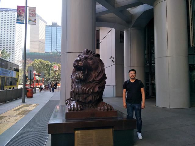 香港中環的風水大戰:為何香港匯豐銀行大廈樓頂會駕着兩門大炮?