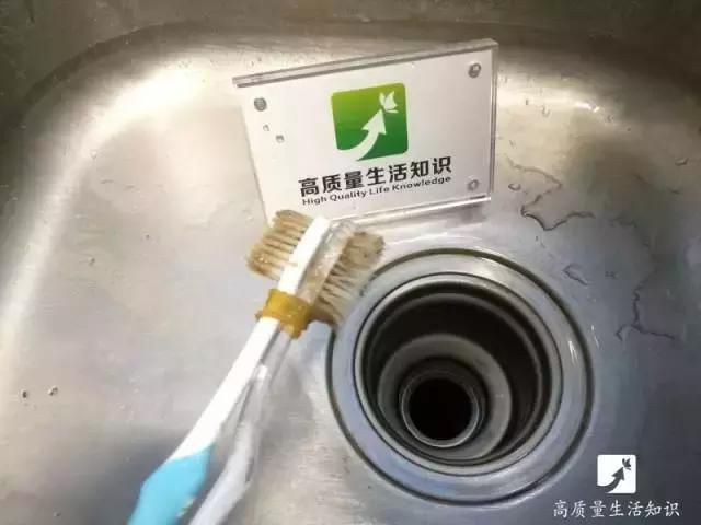 舊牙刷千萬不要扔,她用打火機輕輕一燒,奇蹟出現了…
