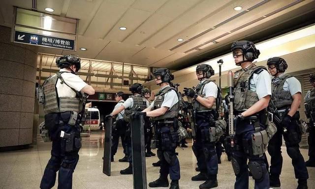 亂港暴徒私造武器,香港警方重拳出擊,3天拘捕68人,值得點贊