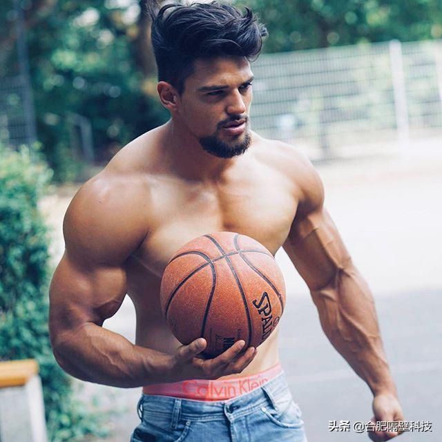 21歲健身小夥肩膀碩大如南瓜,網友讚歎不已,令他風靡健身圈