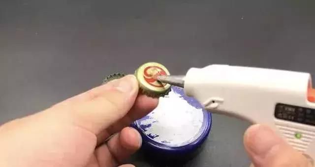 這麼多年才知道,原來在香皂上放一個啤酒瓶蓋竟這麼厲害