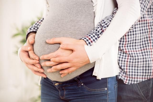 孕婦一下懷上四胞胎，孕肚可不是一般的大，網友擔憂：不會撐破吧