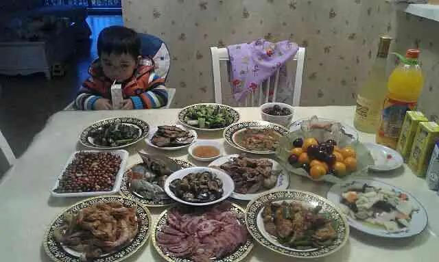 同樣是年夜飯,看看80年代的,再看看現在的,網友:年味去哪了