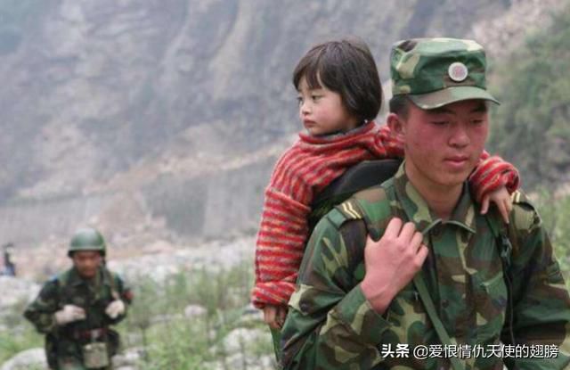 汶川地震中,19歲軍人救下12歲女孩,承諾10年後娶她,如今怎樣