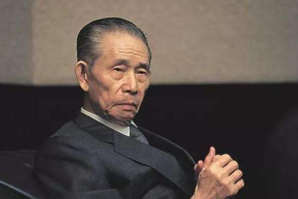 這位台灣富商，在大陸捐了4200所小學，郭台銘曾三次下跪表示尊敬