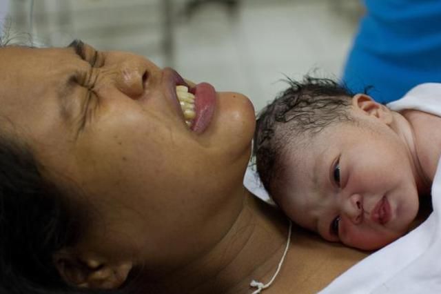 產婦生下龍鳳胎，男嬰卻無呼吸急壞醫生，寶媽的小動作挽救了孩子