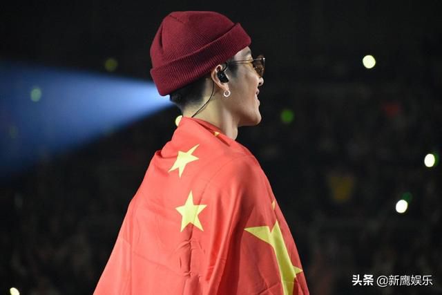 好樣的!王嘉爾發愛國微博遭香港粉絲攻擊,演唱會把國旗披身上