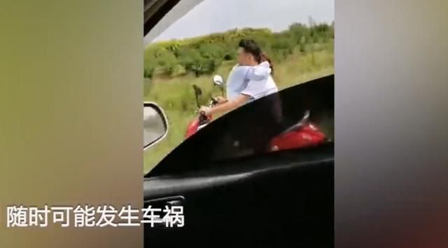 為秀恩愛不要命?情侶騎電驢熊抱“合體”,網友:愛情價更高