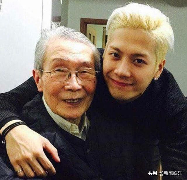 好樣的!王嘉爾發愛國微博遭香港粉絲攻擊,演唱會把國旗披身上