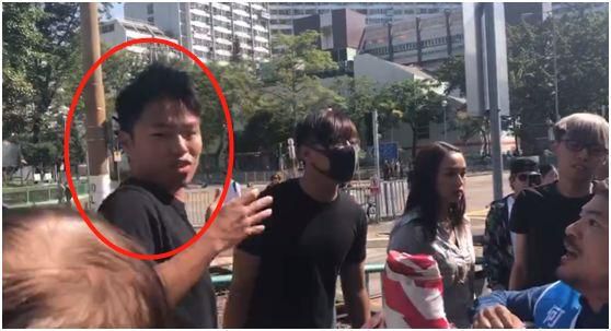 黑衣人蒙面給何君堯鬧場,被市民一把薅下口罩…