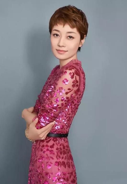 馬伊琍離婚後終於炫富?穿紫色亮片裙配黃金手鍊,高雅貴氣