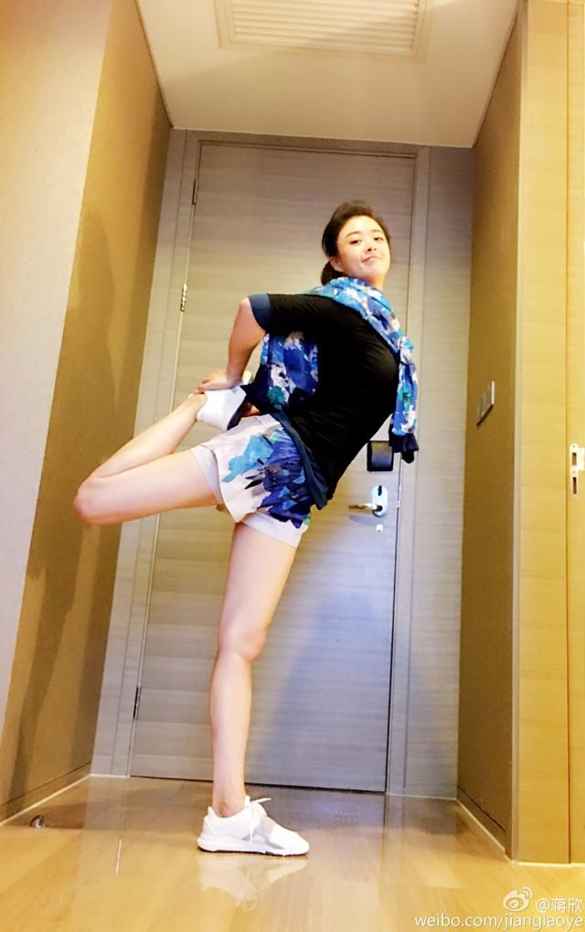 蔣欣瑜伽美照:舞蹈式説練就練;聽説晨練“慢跑+瑜伽”更合適哦