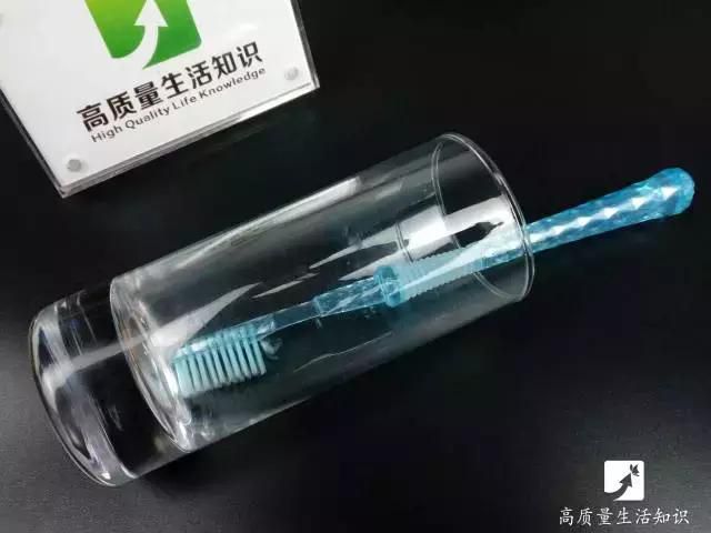 舊牙刷千萬不要扔,她用打火機輕輕一燒,奇蹟出現了…