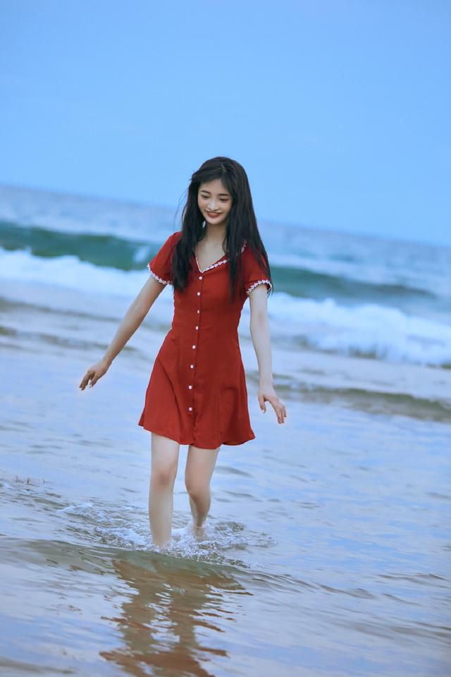 身穿小紅裙的周潔瓊,像極了童話中的小女孩,露出開心的微笑