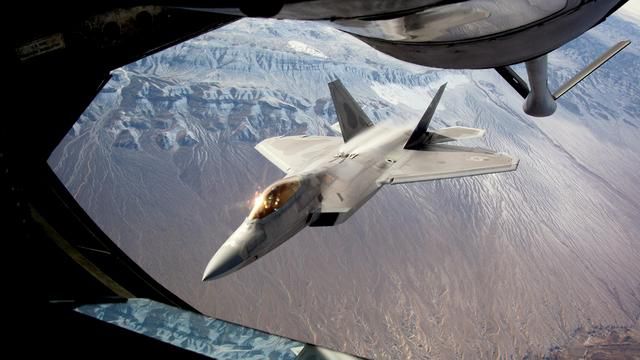 F22戰機遭俄軍電子攻擊,導航瞬間失靈,連回家的路都找不到