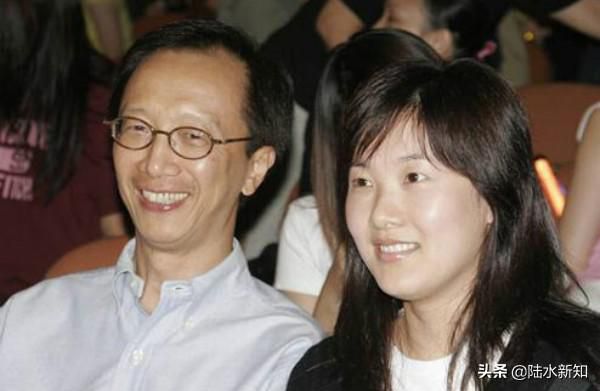 拒絕移民美國,他為香港創收3萬億,妻子是“中國最美跳水皇后”