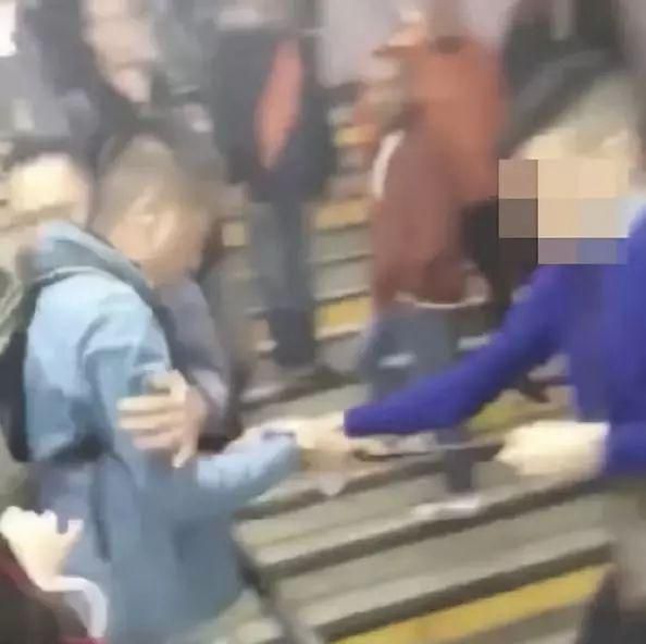 港警又遇襲,14歲少女被捕