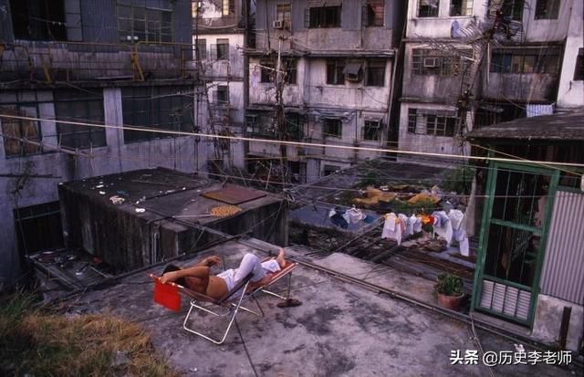 香港九龍城寨老照片 被稱為 人間魔窟 大白天警察也不敢進入 頭條新聞