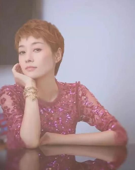 馬伊琍離婚後終於炫富?穿紫色亮片裙配黃金手鍊,高雅貴氣