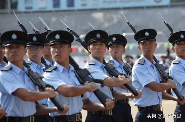 香港地區的警察隊伍,什麼級別的警察,才能夠穿白襯衫?