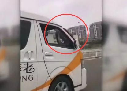 不要命了?新郎趴在行駛的車頭上,副駕駛的人拿木棍在打他?