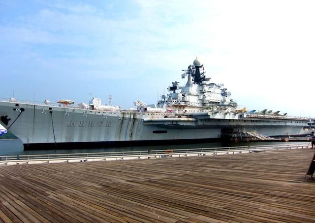 中國先後引進4艘航空母艦,為什麼只選擇了“瓦良格”改造?