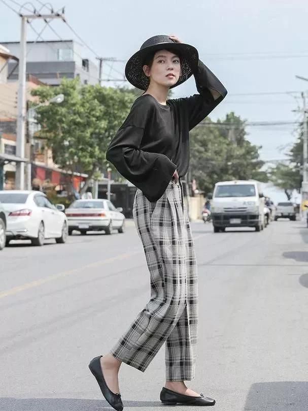 高跟鞋不吃香了,現流行“一腳蹬”,搭配闊腿褲,一眼就被迷住!