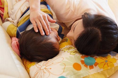 孩子不黏自己卻和保姆親,查看監控後,媽媽當即就給保姆漲了工資