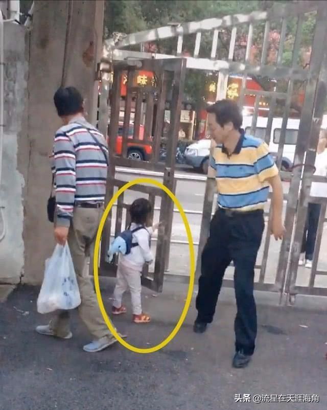 “最懂事寶寶”火了,為路人攔下門讓他人通行,網友:真有教養