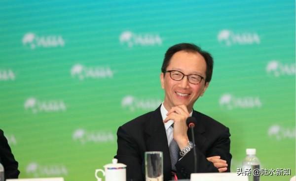 拒絕移民美國,他為香港創收3萬億,妻子是“中國最美跳水皇后”