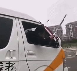 不要命了?新郎趴在行駛的車頭上,副駕駛的人拿木棍在打他?