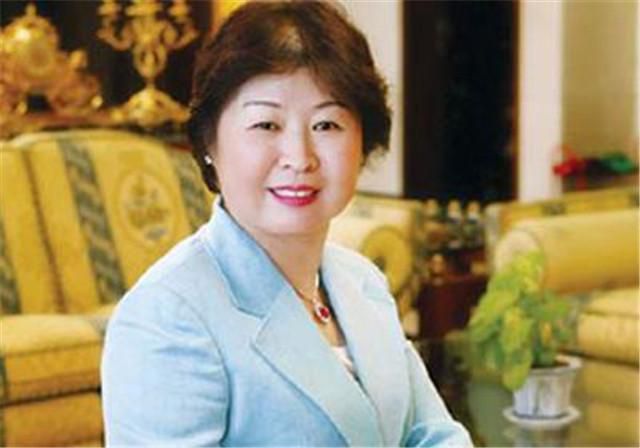 27歲賣香港垃圾到大陸,成中國女首富後,又把美國垃圾賣給香港