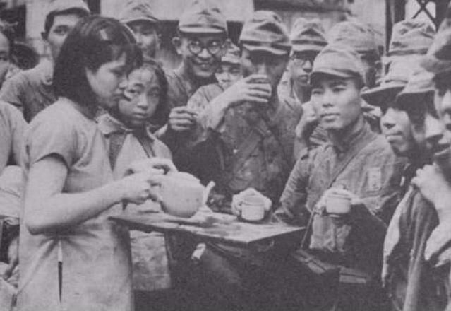 日本侵華罕見老照片 日軍摟着中國小姑娘 這眼神讓人看着揪心 頭條新聞
