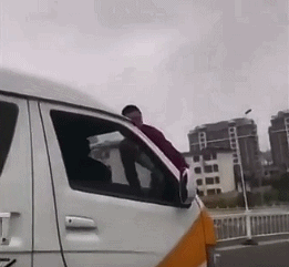 不要命了?新郎趴在行駛的車頭上,副駕駛的人拿木棍在打他?